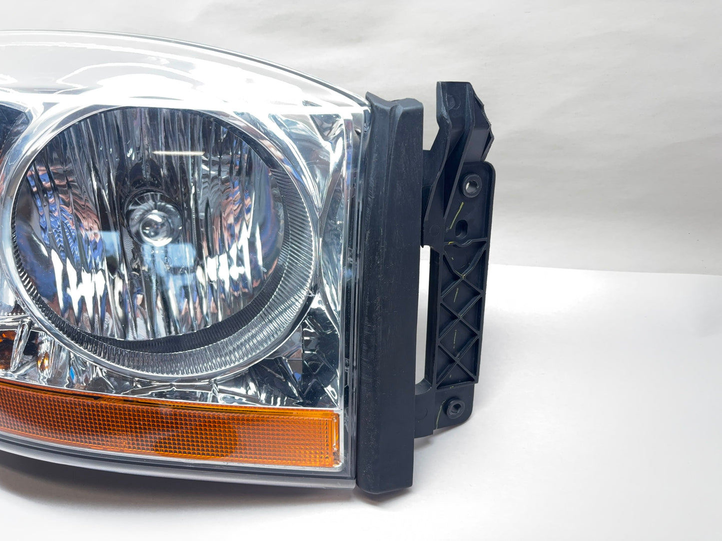 Passenger Headlight 2006 Dodge Ram 1500 2500 3500 55077794AD Used OEM