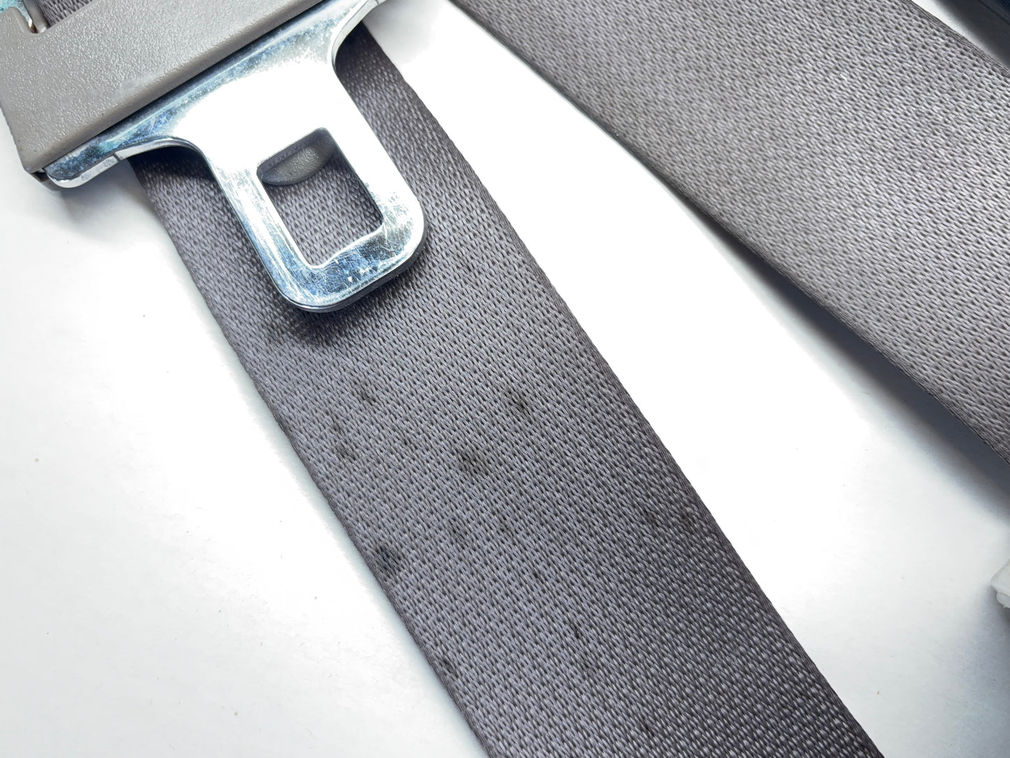 Rear Center Retractor 2002-05 Ram 1500 2003-05 Ram 2500 3500 5GU501L8AG Taupe L5