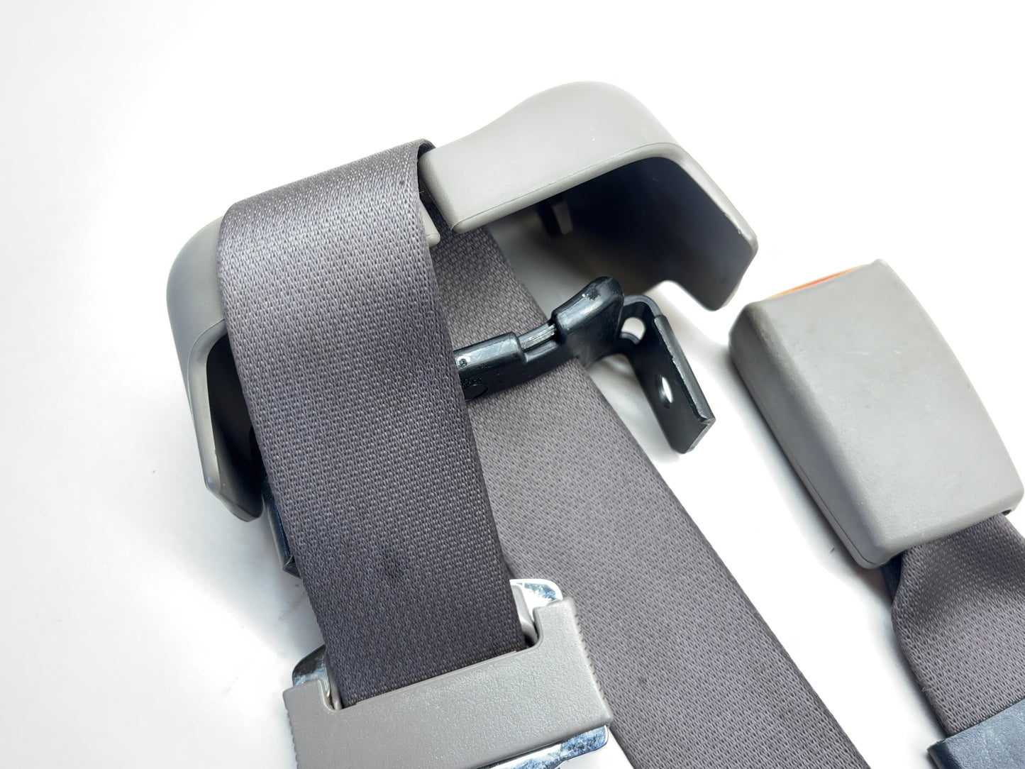 Rear Center Retractor 2002-05 Ram 1500 2003-05 Ram 2500 3500 5GU501L8AG Taupe L5