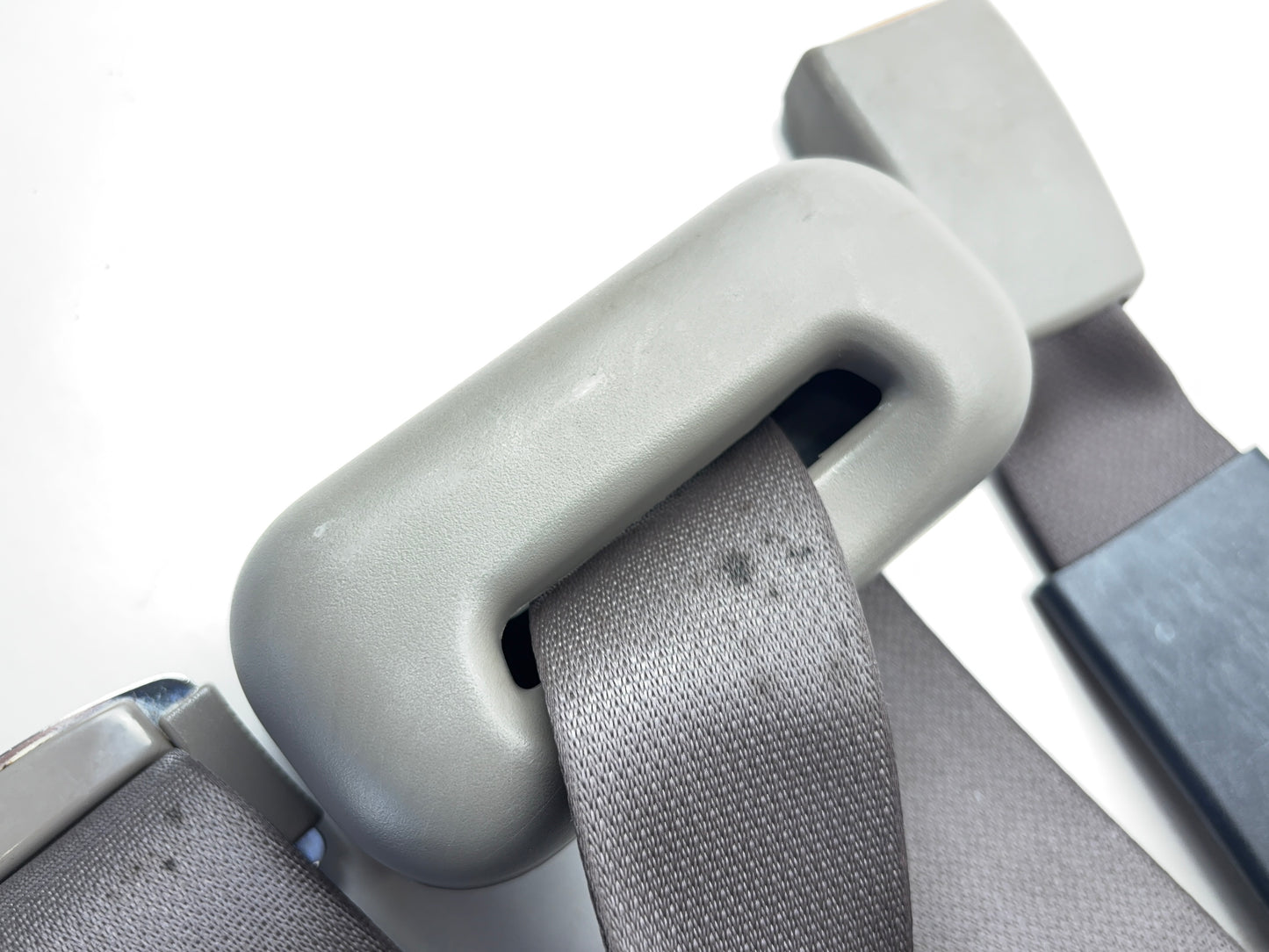 Rear Center Retractor 2002-05 Ram 1500 2003-05 Ram 2500 3500 5GU501L8AG Taupe L5