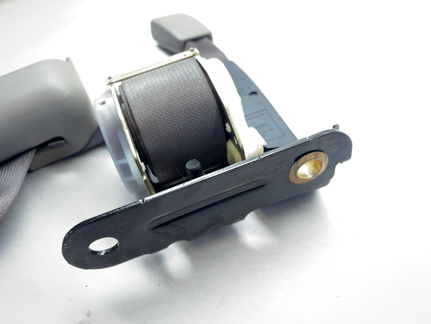 Rear Center Retractor 2002-05 Ram 1500 2003-05 Ram 2500 3500 5GU501L8AG Taupe L5