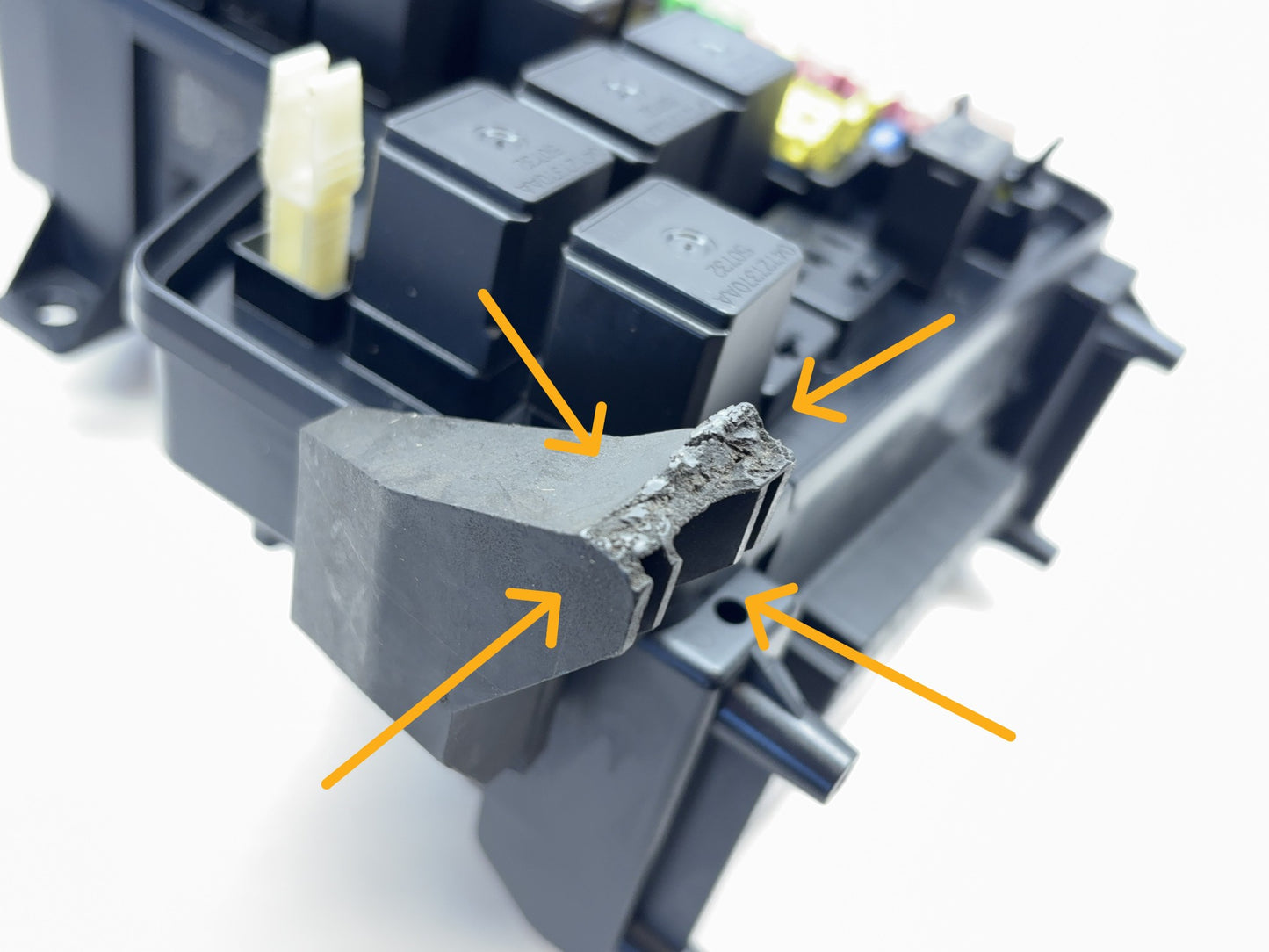 Engine Fuse Box Relay 2005 Ram 1500 04-05 Ram 2500 3500 05026034AA *Broken Mount