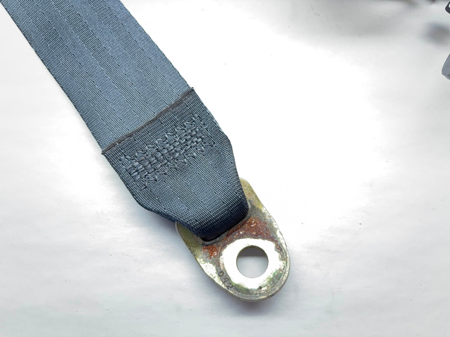 Rear Center Retractor 2002-05 Ram 1500 2003-05 Ram 2500 3500 5GU501DVAE Slate DV