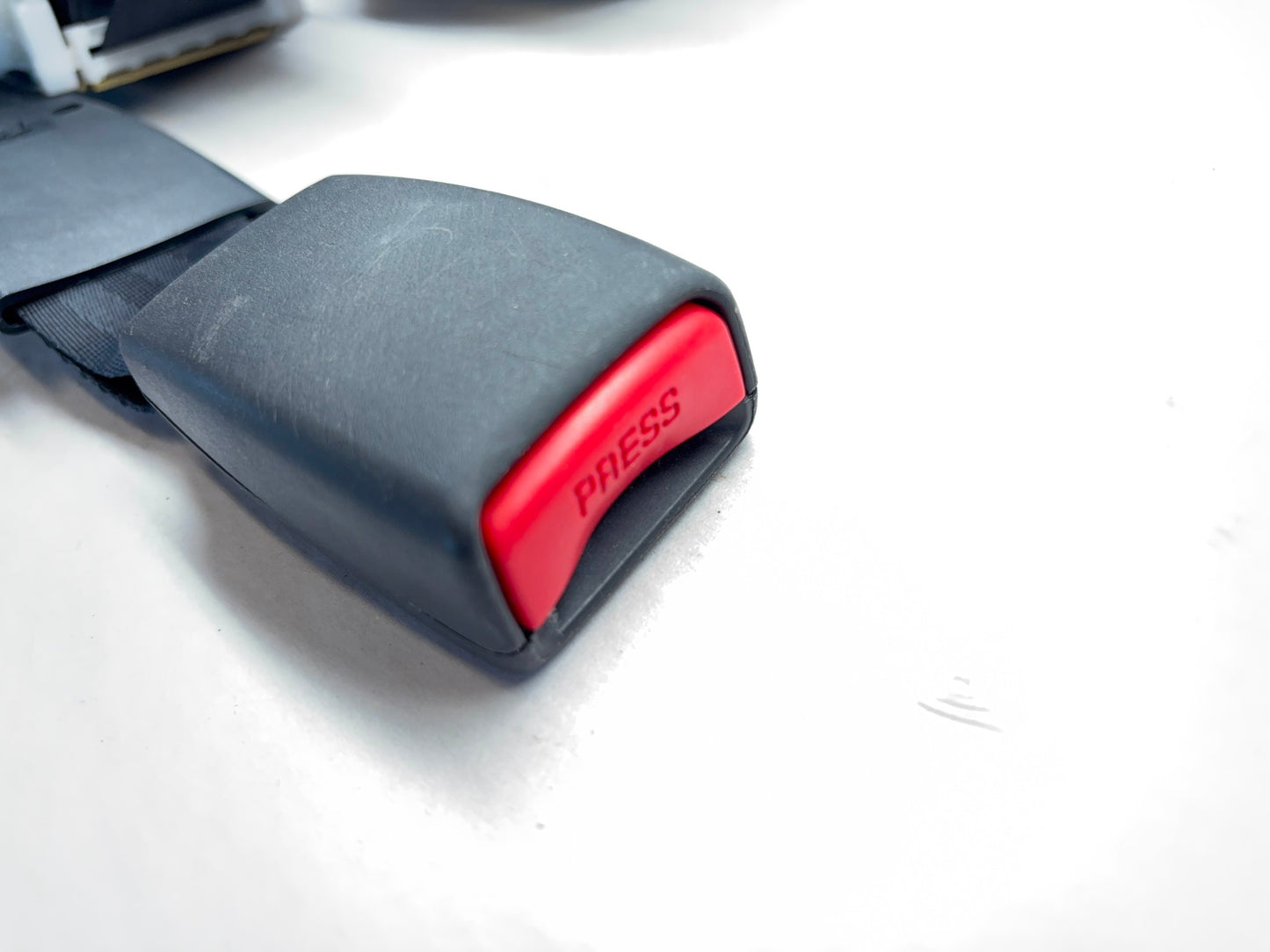 Rear Center Retractor 2002-05 Ram 1500 2003-05 Ram 2500 3500 5GU501DVAE Slate DV