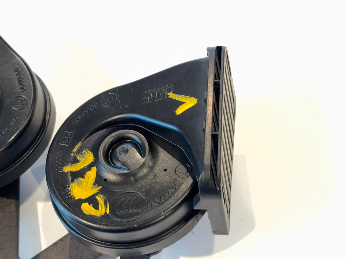 Dual Horn and Bracket Assembly, 2010-2012 Ram 1500 2500 3500 Gas Eng 5026992AB