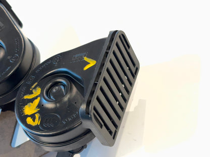 Dual Horn and Bracket Assembly, 2010-2012 Ram 1500 2500 3500 Gas Eng 5026992AB