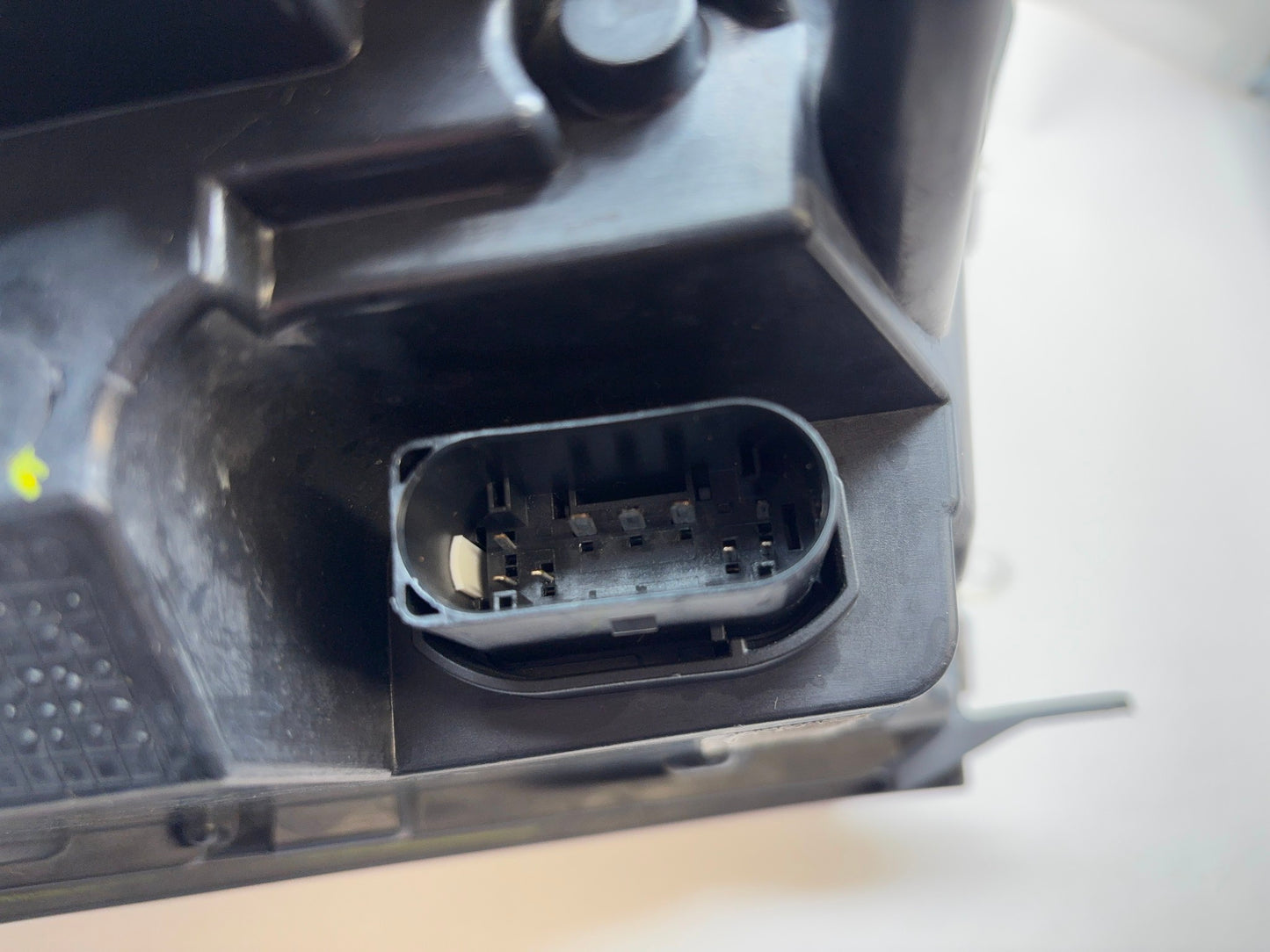 Driver Side Projector Headlight 2013-2018 Ram 1500 2500 3500 Laramie 68274983AA