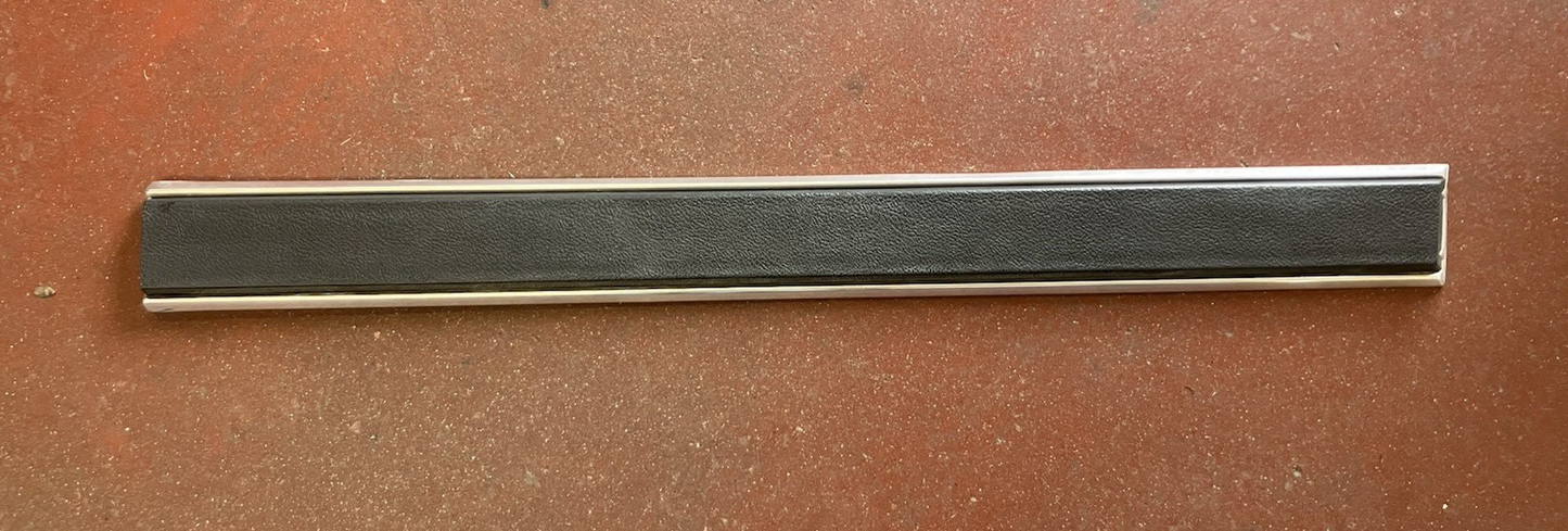 Right-hand Door Molding Fitting 1981-90 Dodge Pickups and Ramchargers