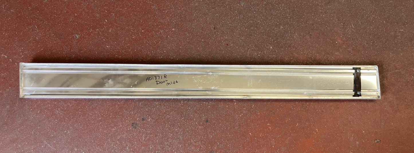 Right-hand Door Molding Fitting 1981-90 Dodge Pickups and Ramchargers
