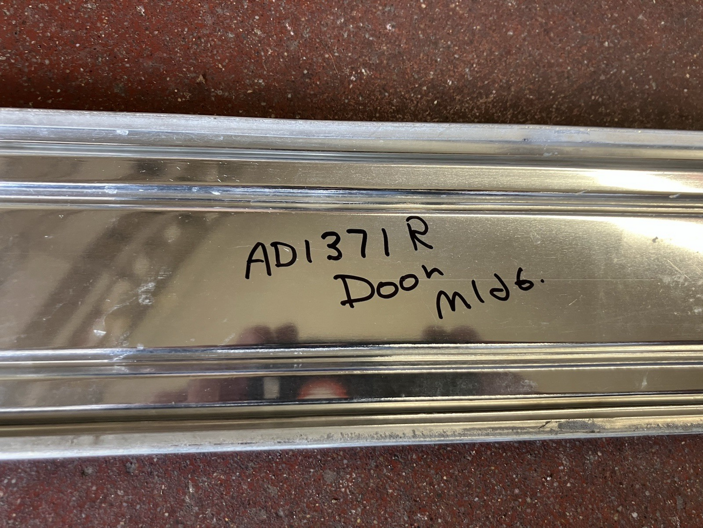 Right-hand Door Molding Fitting 1981-90 Dodge Pickups and Ramchargers
